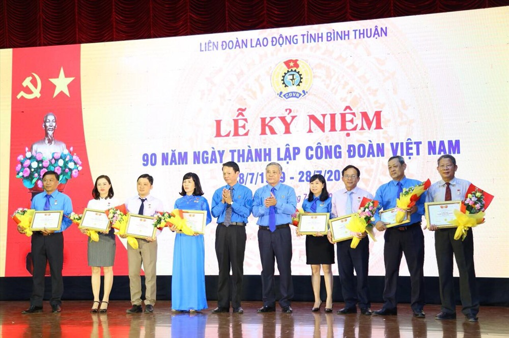 lãnh đạo LĐLĐ tỉnh Bình Thuận đã trao kỷ niệm chương “Vì sự nghiệp Công đoàn” cho 16 Chủ tịch Công đoàn cơ sở xuất sắc, tiêu biểu và trao các giải thưởng cá nhân, tập thể đạt giải cuộc thi ảnh “Nét đẹp Công đoàn và người lao động”.