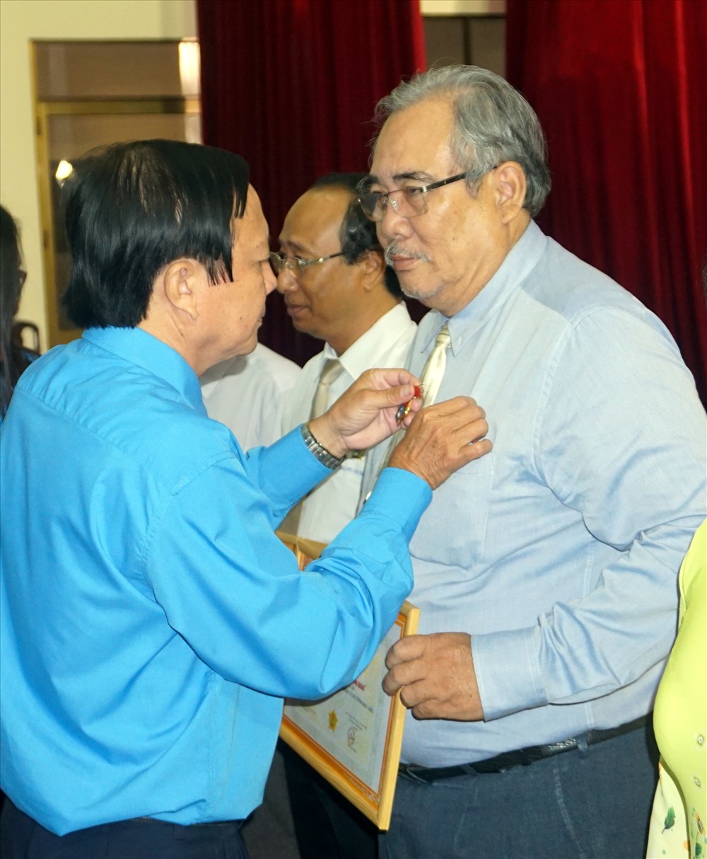 Thừa ủy quyền của Đoàn Chủ tịch Tổng LĐLĐ Việt Nam đồng chí Nguyễn Văn Khanh, Chủ tịch LĐLĐ Bạc Liêu trao Kỷ niệm chương vì sự nghiệp tổ chức Công đoàn (ảnh Nhật Hồ)