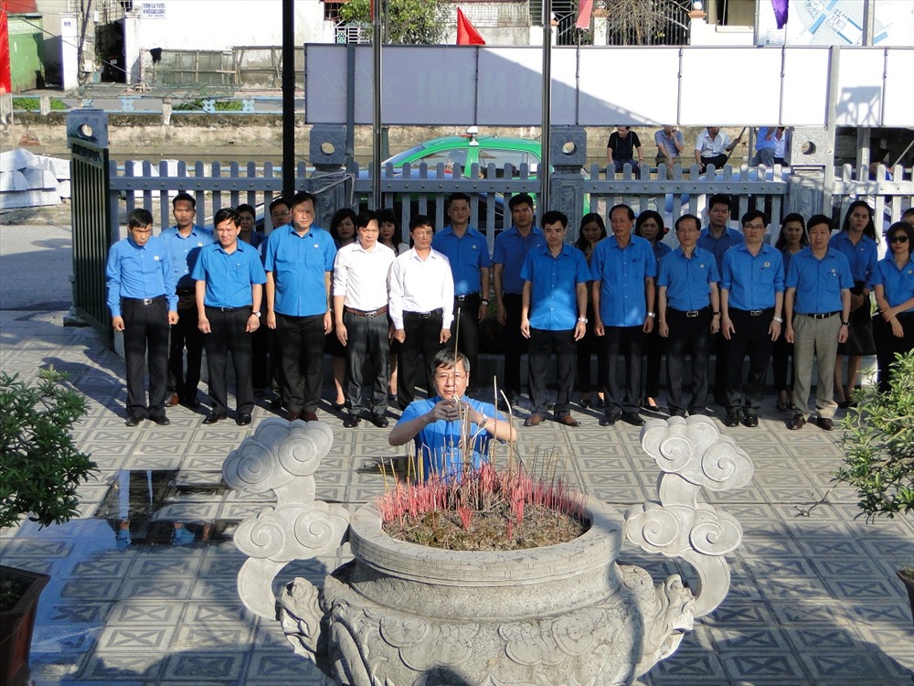Phó chủ tịch TLĐ Trần Thanh Hải dẫn đầu đoàn công tác dâng hương lãnh tụ Nguyễn Đức Cảnh - ảnh Bá Mạnh