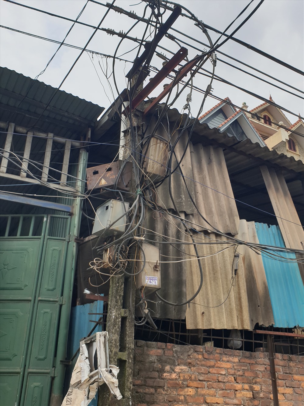 Hệ thống điện lưới ở Đa Hội đã xuống cấp trầm trọng.