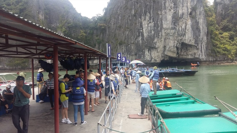Du khách xếp hàng chờ lên thuyền nan vào hang Luồn. Ảnh: Nguyễn Hùng