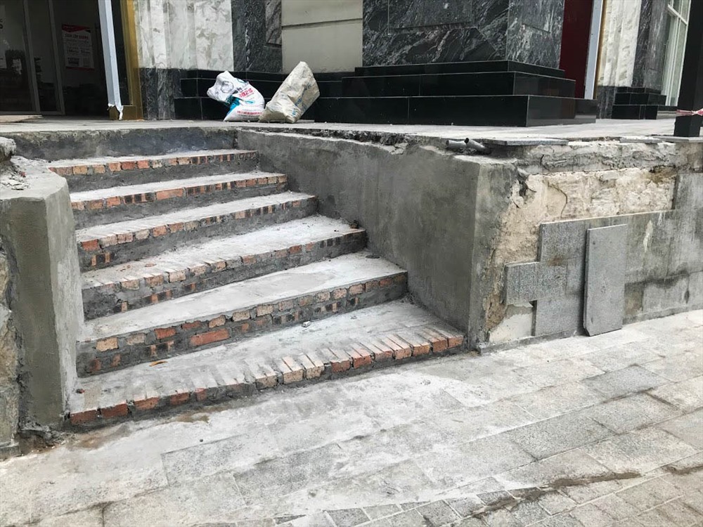 Tuy thời gian bàn giao từ quý III/2018 nhưng công trình còn nhếch nhác, chưa hoàn thiện.