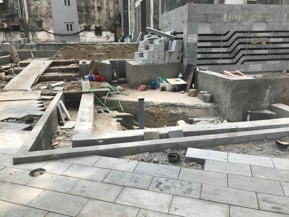 Tuy thời gian bàn giao từ quý III/2018 nhưng công trình còn nhếch nhác, chưa hoàn thiện.