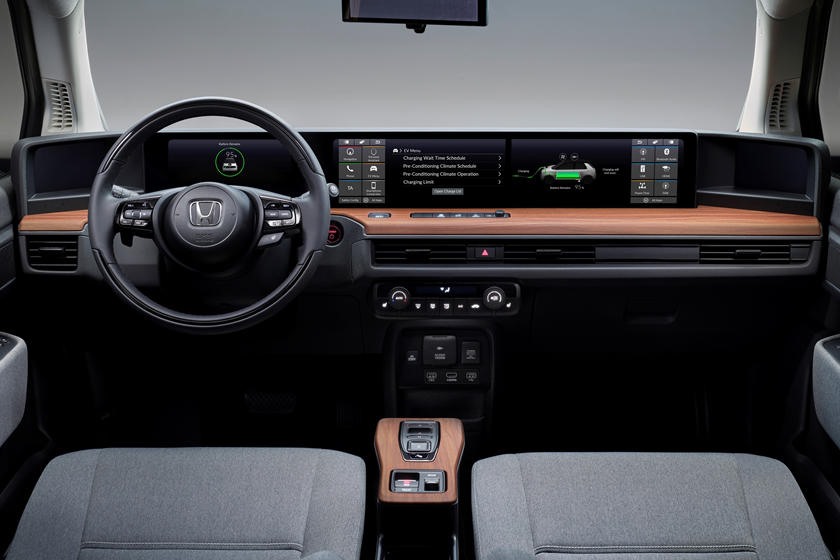 Vô lăng xe được thiết kế giống như các mẫu Hatchback ở phân khúc tầm trung. Ảnh: Carbuzz