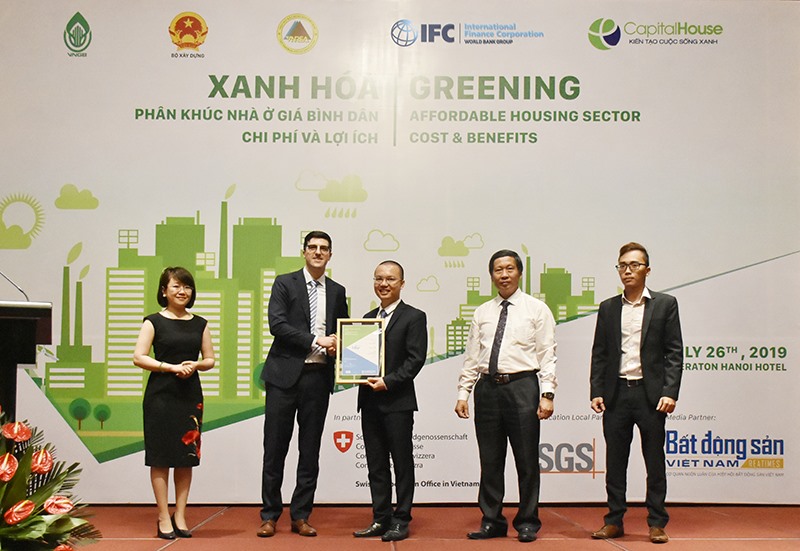 Ông Jonas Grunder, Phó Trưởng bộ phận Hợp tác Phát triển Thụy Sĩ, thuộc Cục Kinh tế Liên bang Thụy Sĩ, đã trao chứng nhận EDGE cho dự án EcoHome 03 (Capital House).