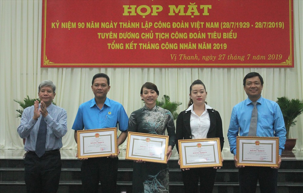ông Võ Minh Tâm - Bí thư Thành ủy Vị Thanh trao bằng khen cho các cá nhân có thành tích xuất sắc trong hoạt động công đoàn. ảnh: Thành Nhân