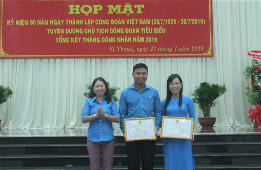 Đại diện LĐLĐ tỉnh Trao bằng khen và chúc mừng các có thành tích xuất sắc trong hoạt công đoàn.
