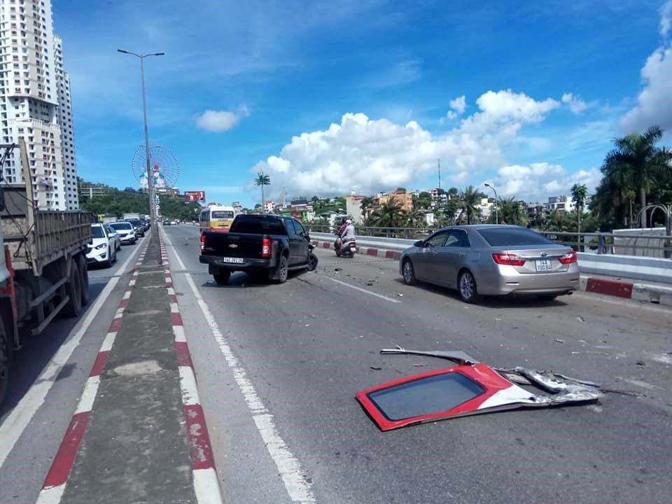 Cánh cửa ô tô văng ra xa. Ảnh: CTV