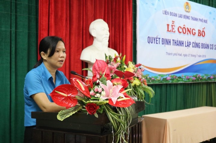 Bà Hoàng Thị Như Thanh - Chủ tịch LĐLĐ TP. Huế phát biểu tại buổi lễ. Ảnh: PĐ.
