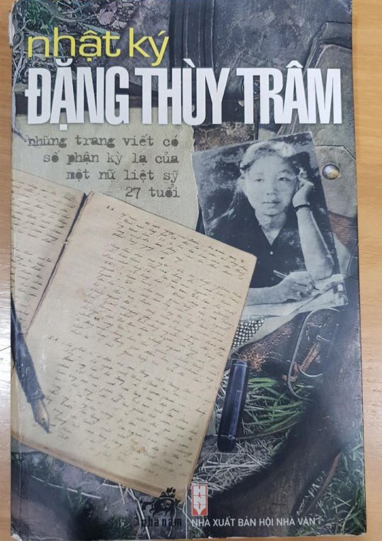 Trang bìa cuốn sách Nhật ký Đặng Thùy Trâm cùng bút tích của chị.