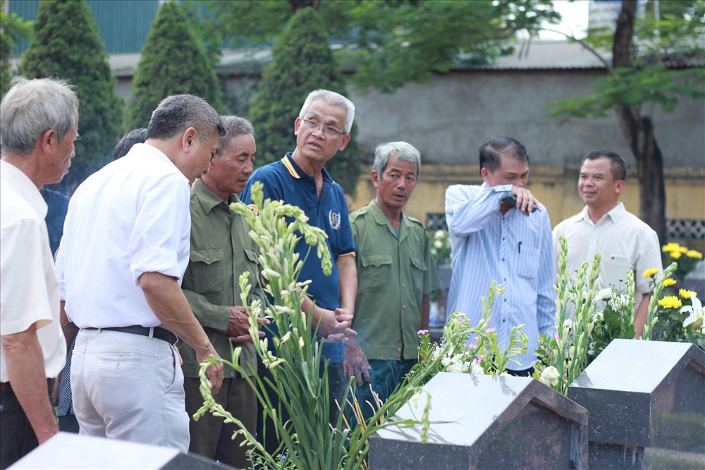 Rất đông người dân đến thăm, viếng Nghĩa trang Liệt sĩ Nhổn.