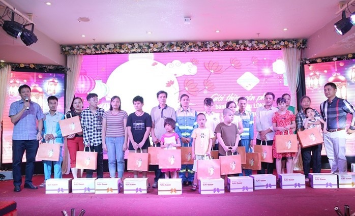 Những phần quà ý nghĩa được trao cho con em của các
