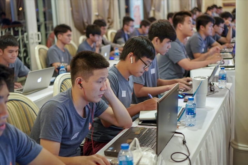 Thí sinh làm bài tại Vòng chung kết cuộc thi Saigon Code Tour 2019 (ảnh: PVH). Thí sinh làm bài tại Vòng chung kết cuộc thi Saigon Code Tour 2019 (ảnh: PVH).