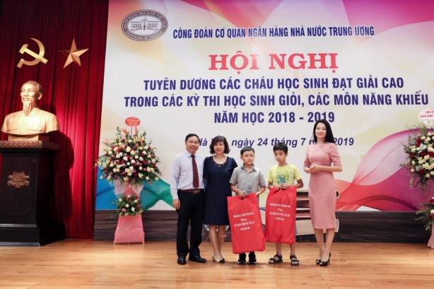 Đồng chí Lê Quốc Nghị trao phần thưởng cho các cháu học sinh giỏi. Ảnh: N.H