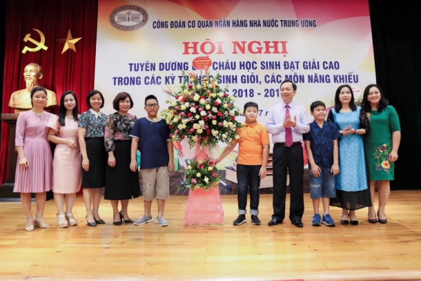Đồng chí Đào Minh Tú (thứ 4 từ phải sang) tặng hoa hội nghị. Ảnh: N.H