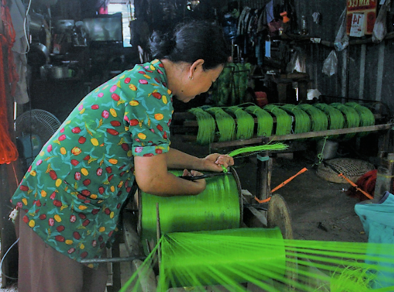 “Mỗi ký dây thừng được trả 2.000 - 5.000 đồng tùy kích cỡ. Nhà tôi có ba người làm việc này, mỗi người ngày bện cỡ trăm ký dây, kiếm được 200.000 đồng. Vào mùa mưa thì phải tranh thủ làm từ sáng sớm, có khi cả đêm để đảm bảo đủ sản lượng“, bà Tùng chia sẻ.