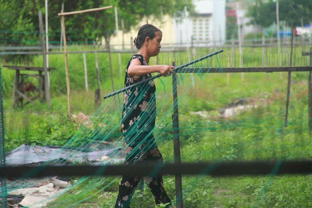 Nghề này không thể làm một mình, luôn đòi hỏi có sự kết hợp giữa hai người. Người chia dây, người cầm cào kéo để căng dây. Người chia phải nhả dây từ từ, nếu quá nhanh sẽ rối, còn quá chậm thì người kéo sẽ rất nặng.