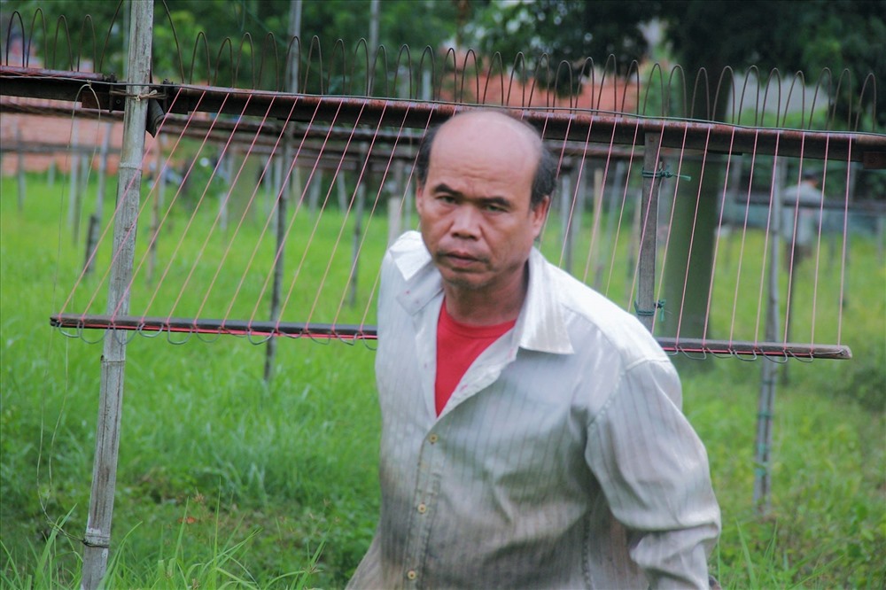 Để ra một sợi dây thừng thành phẩm họ phải trải qua bốn công đoạn và “chạy” 3 lượt, mỗi lượt gần 200 mét. Trung bình một ngày mỗi người “chạy” khoảng 20 km. Do vậy ông Vũ (58 tuôi) nói nửa đùa nửa thiệt: “Nếu tính quãng đường đã chạy chắc tui chạy tới nước ngoài luôn rồi”.