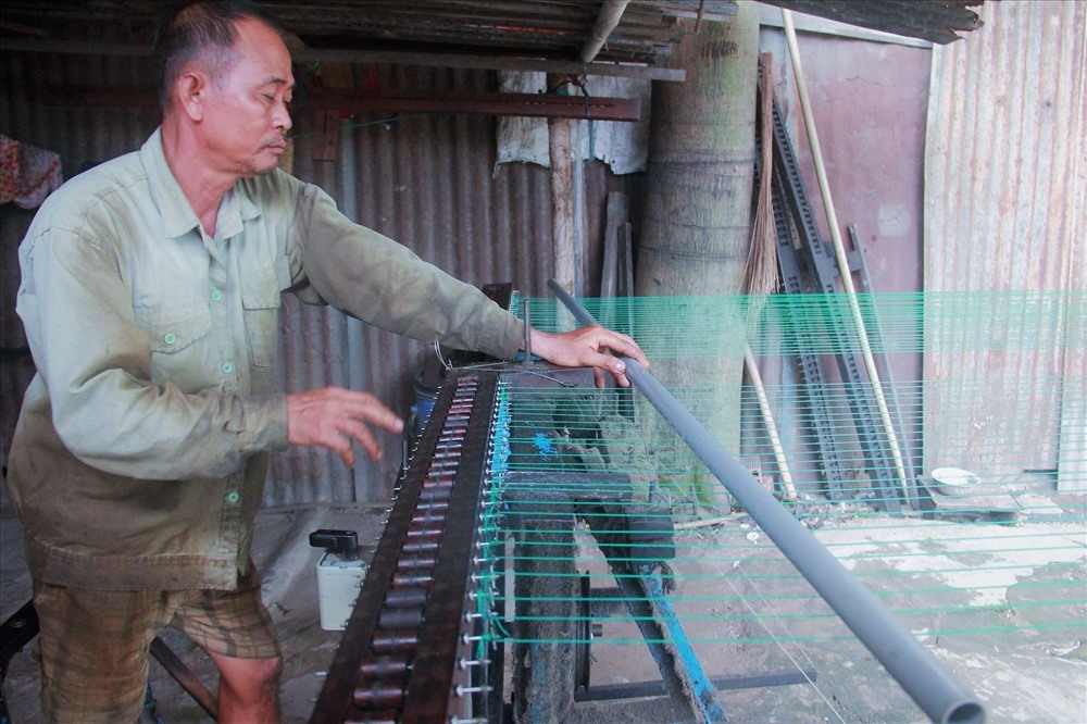 “Ở dưới quê nghèo quá, muốn làm cũng không có việc nên tui và một số anh em đánh liều bỏ xứ lên thành phố lập nghiệp, rồi bén duyên với nghề vấn dây thừng. Công việc vấn dây tuy cực khổ nhưng thu nhập ổn định nên tụi tui trở về quê gọi thêm người thân lên thành phố cùng làm. Lâu dần, dân ở đây đông lên và lập thành làng để cưu mang, đỡ đần nhau trong cuộc sống và san sẻ nhau công ăn chuyện làm” Ông Bảy chia sẻ
