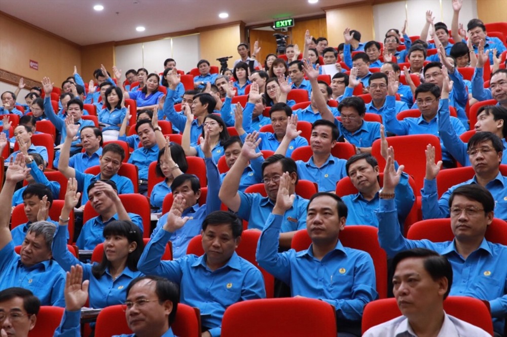 Các uỷ viên Ban Chấp hành Tổng Liên đoàn Lao Động Việt Nam thực hiện công tác bầu cử tại Hội nghị. Ảnh: Hải Nguyễn