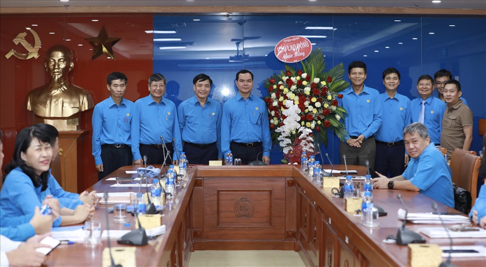 Đồng chí Nguyễn Ngọc Hiển, Uỷ viên Đoàn Chủ tịch Tổng LĐLĐVN, Tổng Biên tập Báo Lao Động (thứ 5 từ trái sang) thay mặt cán bộ, phóng viên, nhân viên Báo Lao Động tặng hoa chúc mừng Tổng LĐLĐVN nhân dịp 90 năm ngày thành lập. Ảnh: Hải Nguyễn