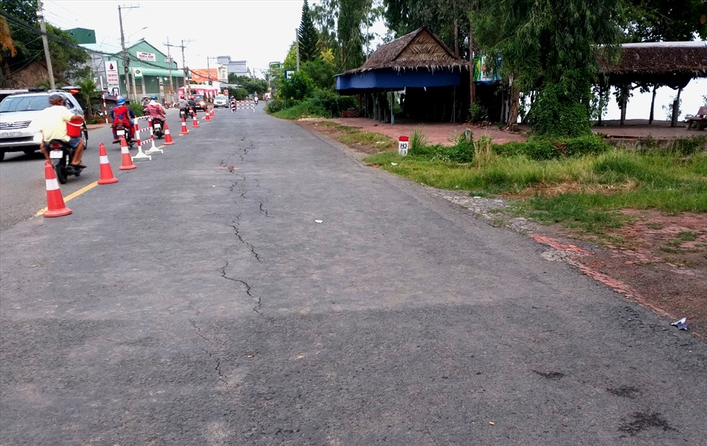 Vết nứt mặt đường trên Quốc lộ 91. Ảnh: LT