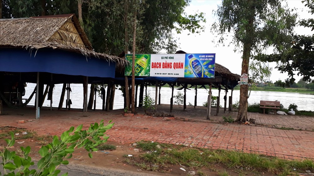 Hàng quán trong khu vực nguy cơ được tổ chức di dời. Ảnh: LT