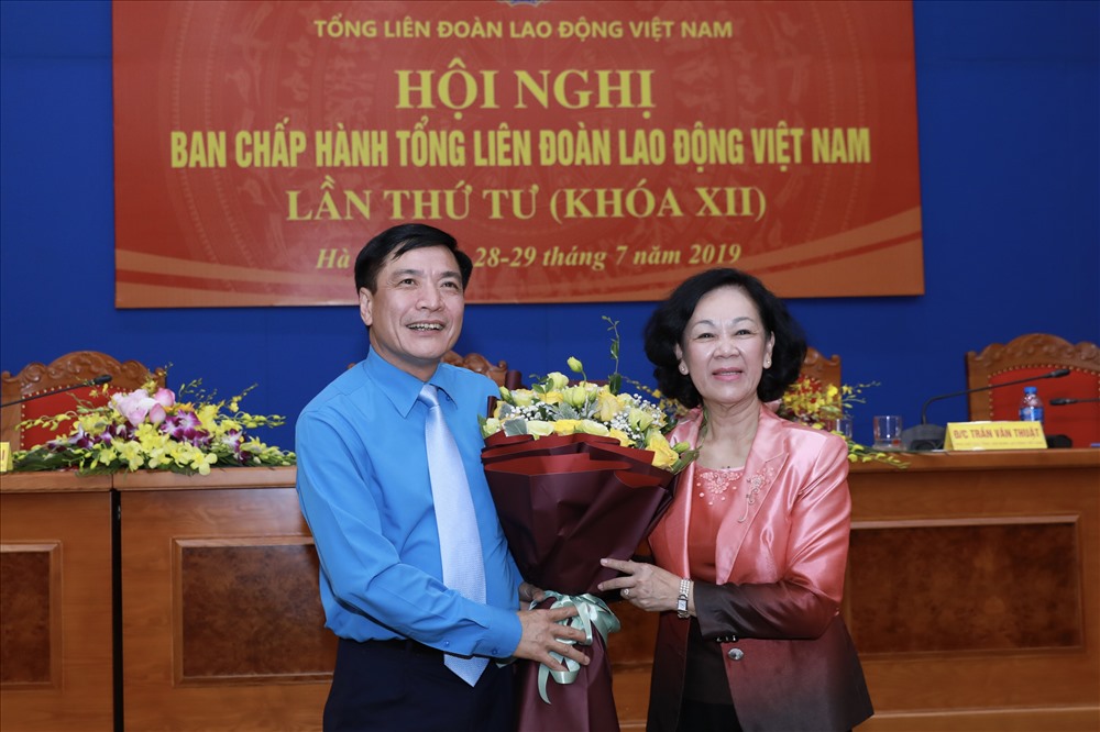 Đồng chí Trương Thị Mai tặng hoa, chúc mừng đồng chí Bùi Văn Cường. Ảnh: Hải Nguyễn