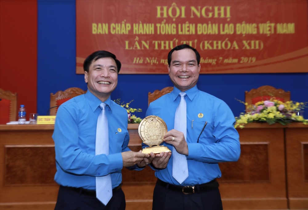 Đồng chí Nguyễn Đình Khang (bên phải) tặng quà tri ân đồng chí Bùi Văn Cường. Ảnh: Hải Nguyễn