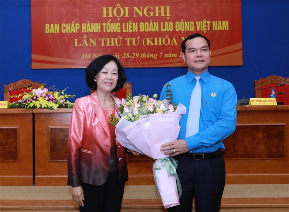 Đồng chí Trương Thị Mai tặng hoa, chúc mừng đồng chí Nguyễn Đình Khang. Ảnh: Hải Nguyễn