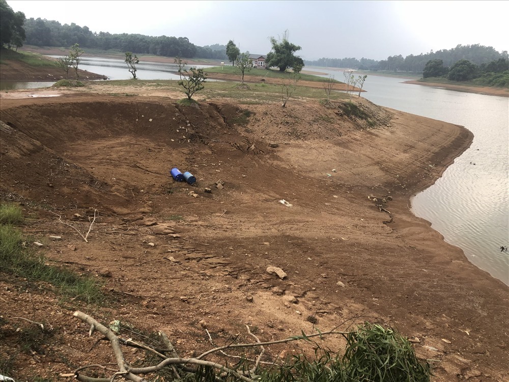 Phóng viên Lao Động đã có mặt tại hiện trường lấp hồ Đồng Mô trước đây để ghi nhận việc khắc phục này.