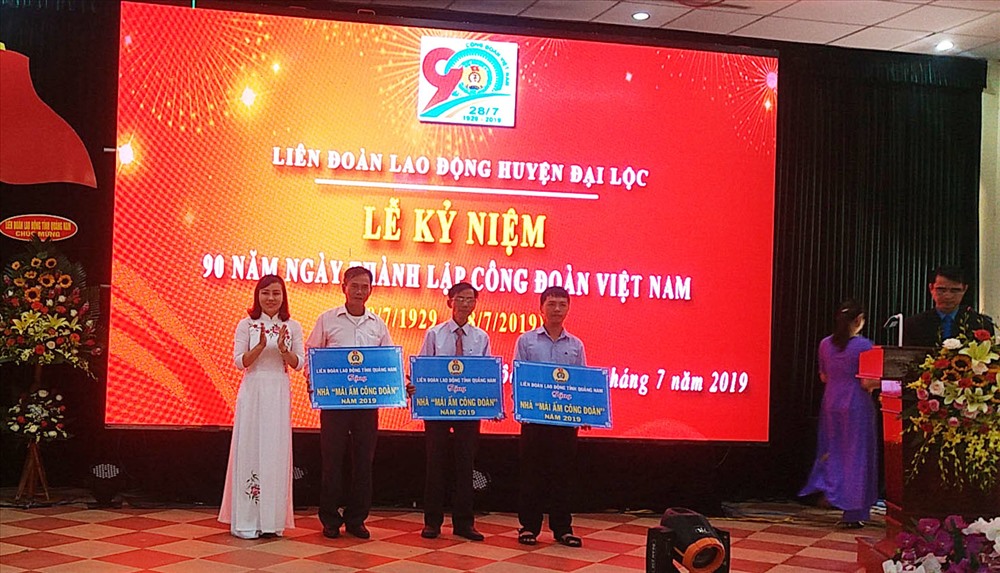 Trao tặng nhà “MÂCĐ” cho CNVCLĐ có hoàn cảnh khó khăn