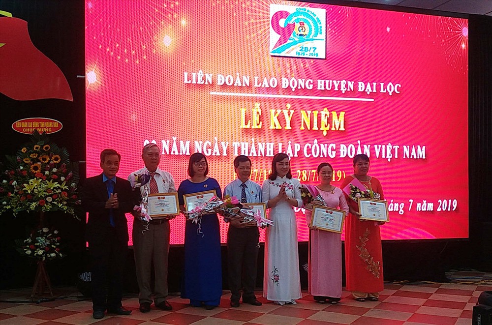 Trao tặng Kỷ niệm chương “Vì sự nghiệp xây dựng tổ chức Công đoàn” cho các đồng chí xuất sắc.