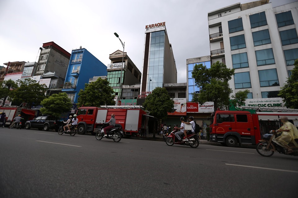 Theo đó, một số người dân tại đây cho biết, khoảng 14h45, phát hiện đám khói đen bốc ra từ tầng 7 quán karaoke Monaco. Ngay sau đó, người dân đã gọi điện cho chủ nhà đồng thời báo cho cơ quan phòng cháy chữa cháy.