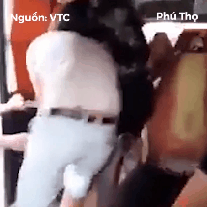 Nhóm côn đồ đánh phụ xe và tài xế ở Phú Thọ. Ảnh cắt từ clip