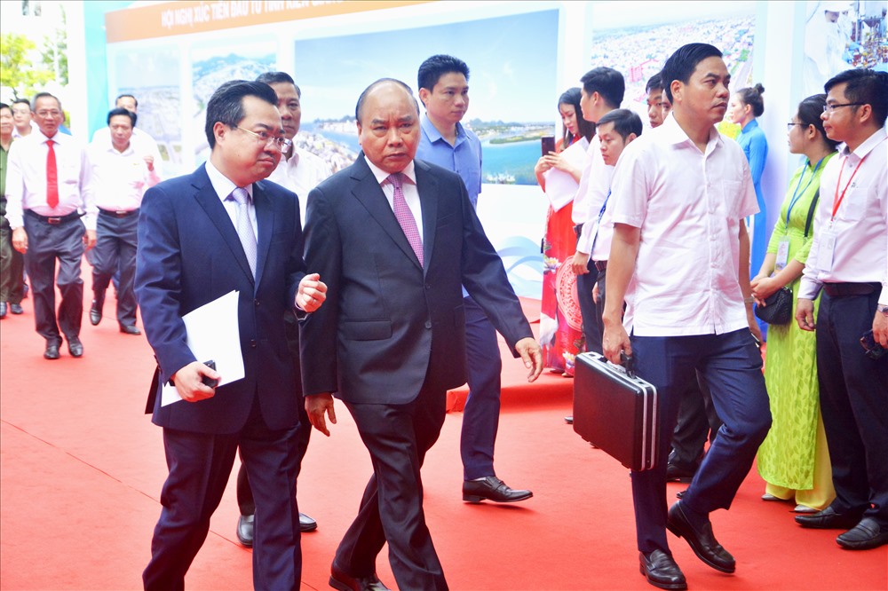 Bí thư Tỉnh ủy Kiên Giang Nguyễn Thanh Nghị hướng dẫn Thủ tướng Nguyễn Xuân Phúc vào Hội nghị. Ảnh: LT