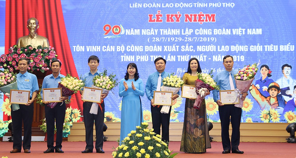 Đại diện Đoàn Chủ tịch Tổng LĐLĐ Việt Nam Trịnh Thanh Hằng trao tặng Kỷ niệm chương “Vì sự nghiệp xây dựng tổ chức công đoàn” của Tổng LĐLĐ Việt Nam cho các cá nhân có nhiều đóng góp cho sự lớn mạnh, phát triển tổ chức công đoàn cơ sở. Ảnh: Q.Đại