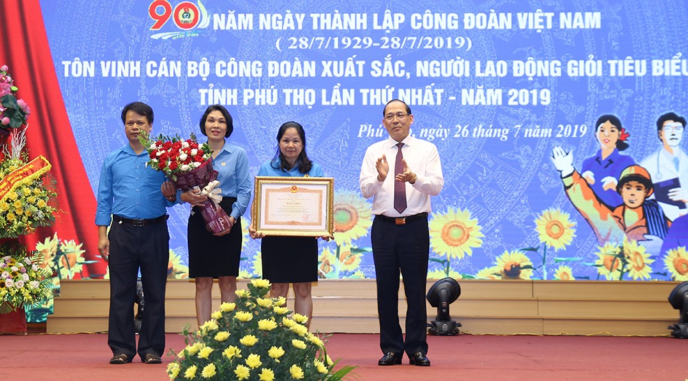 Phó Bí thư Thường trực Tỉnh ủy Hoàng Công Thủy trao bằng khen của Thủ tướng Chính phủ cho tập thể công đoàn huyện Yên Lập vì có thành tích xuất sắc trong hoạt động công đoàn. Ảnh: Q.Đại