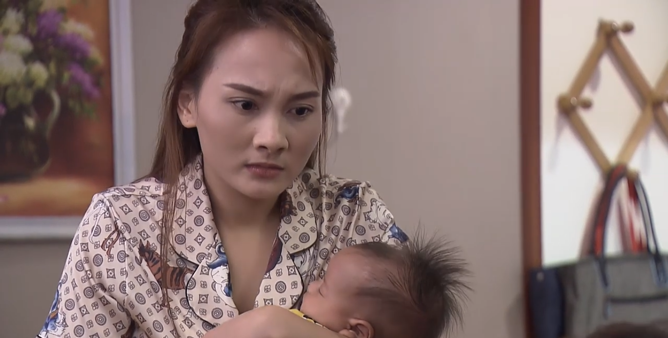 Thư tỏ thái độ khi Dương thay bố tỏ tình với cô Hạnh. Ảnh cắt từ clip