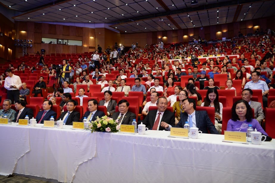 Các đại biểu tới tham dự đêm chung kết cuộc thi “Tiếng hát ASEAN+3“.