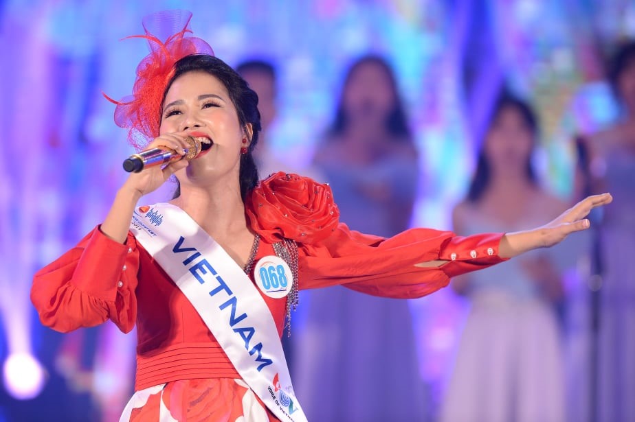 Thí sinh Trần Hồng Nhung của Việt Nam.