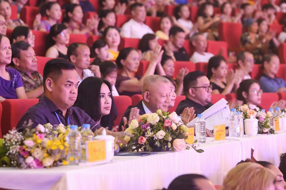 Ban giám khảo đêm chung kết cuộc thi “Tiếng hát ASEAN+3“.