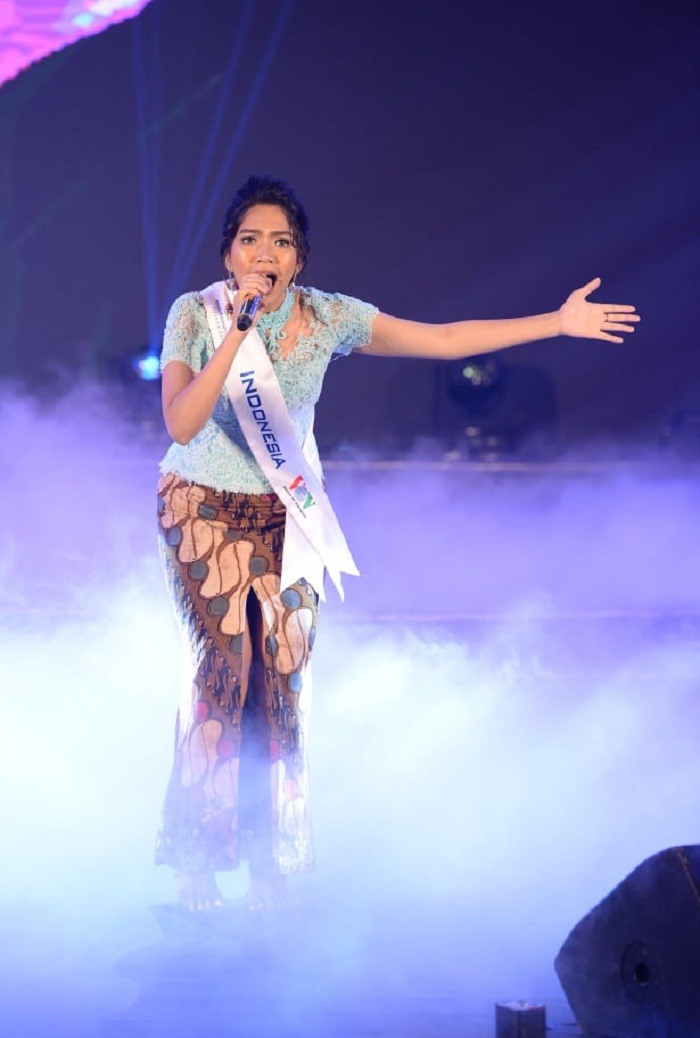 Olivia Christina (Indonesia) với “Stand up for love”.