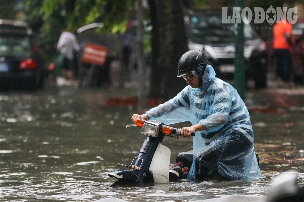 Hà Nội ngập nước trong một trận mưa. Ảnh: Sơn Tùng