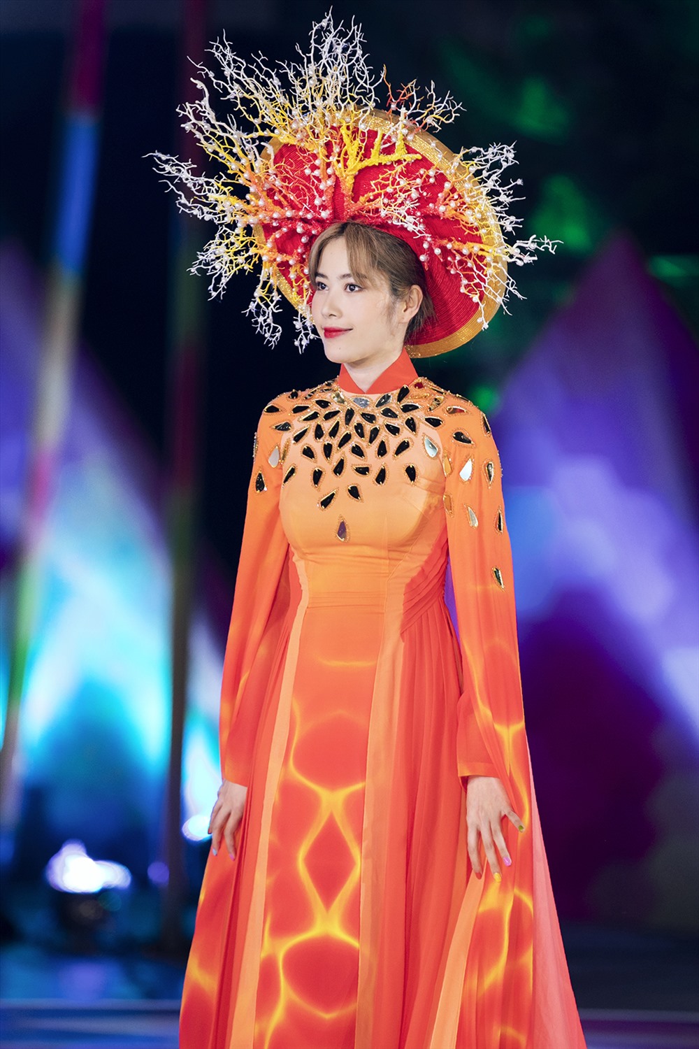 Nam Em mở màn catwalk trong bộ sưu tập áo dài của NTK Ngô Nhật Huy và Mai Phương Thúy xuất hiện với vai trò vedette. Ảnh: MWVN.