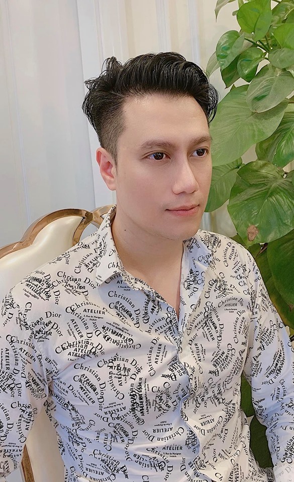 Hình ảnh mới nhất của Việt Anh sau khi phẫu thuật thẩm mỹ. Ảnh: QV.
