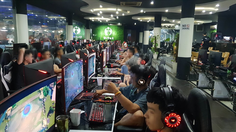 Một góc quán game Pegasus (165 Cầu Giấy) đêm 25.7, quán game này đã hoạt động xuyên ngày đêm từ nhiều năm qua.