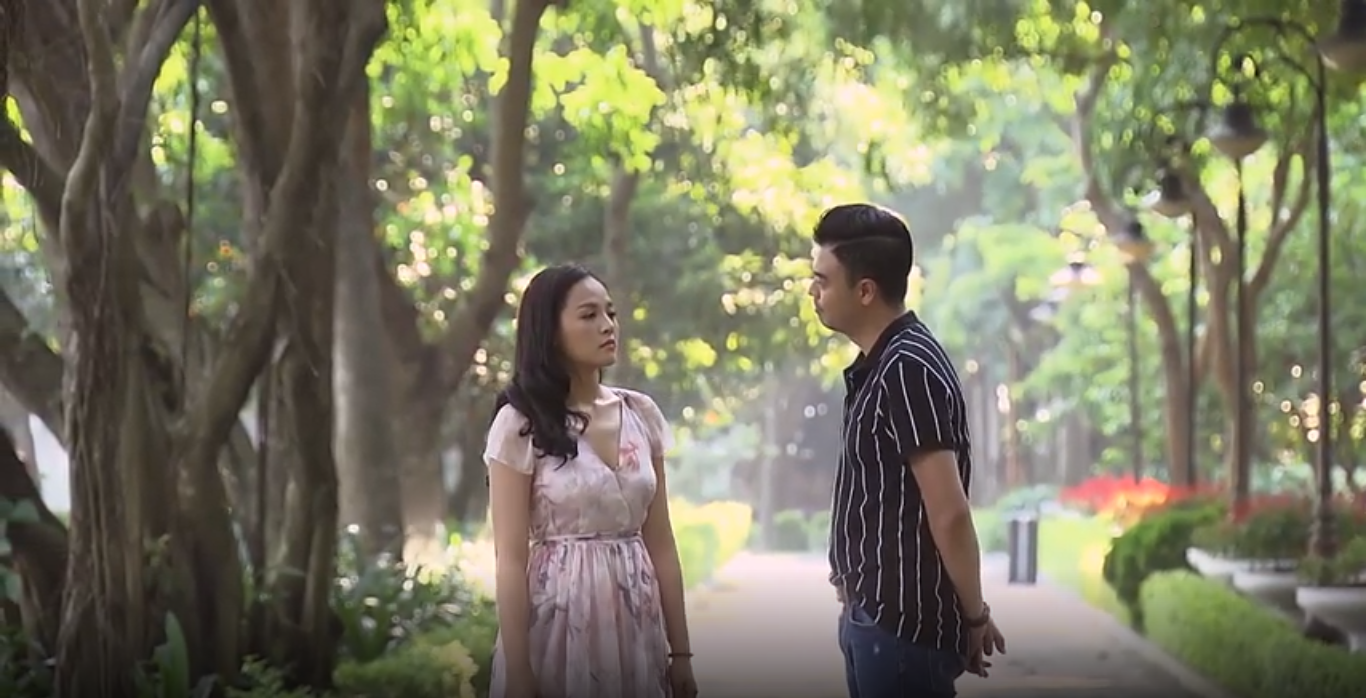 Huệ và ông Quốc đi dạo trong công viên. Ảnh cắt từ clip