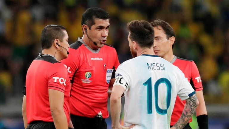 Messi gặp khó. Ảnh: Reuters.
