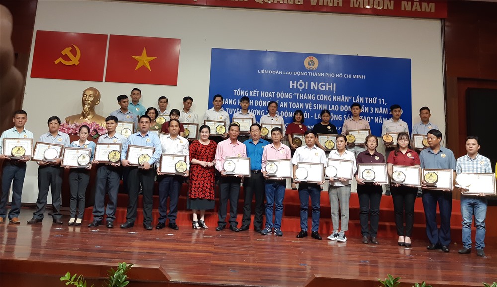 Các CNVC-LĐ được tuyên dương “Lao động giỏi - Lao động sáng tạo“. Ảnh Nam Dương.
